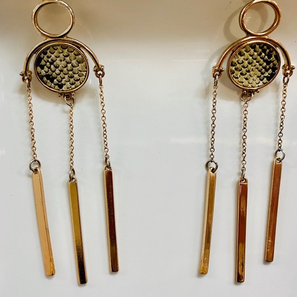 HP! 🐍 CC Snakeskin Print Gold Tone Earrings - Picture 4 of 6